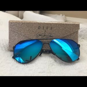 Jessie James Decker - DIFF sunglasses